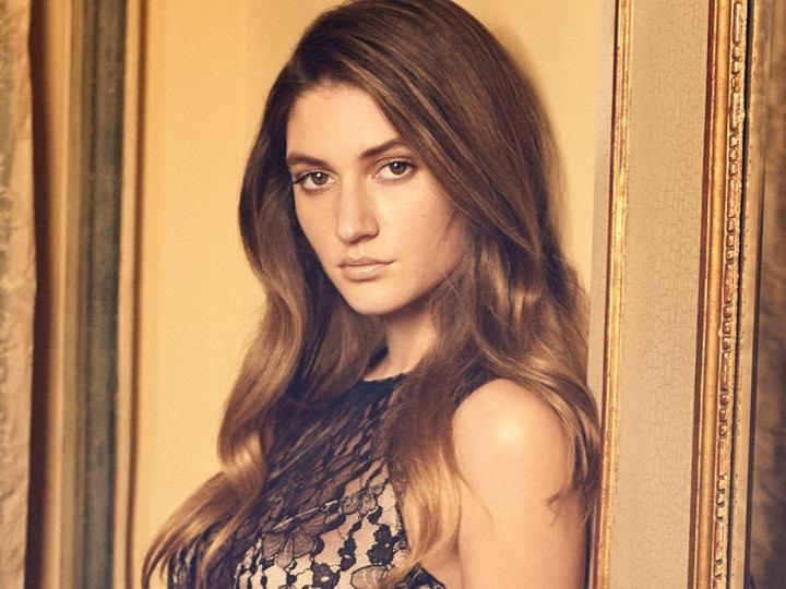 Enter the Palace With Playmate Elizabeth Elam
